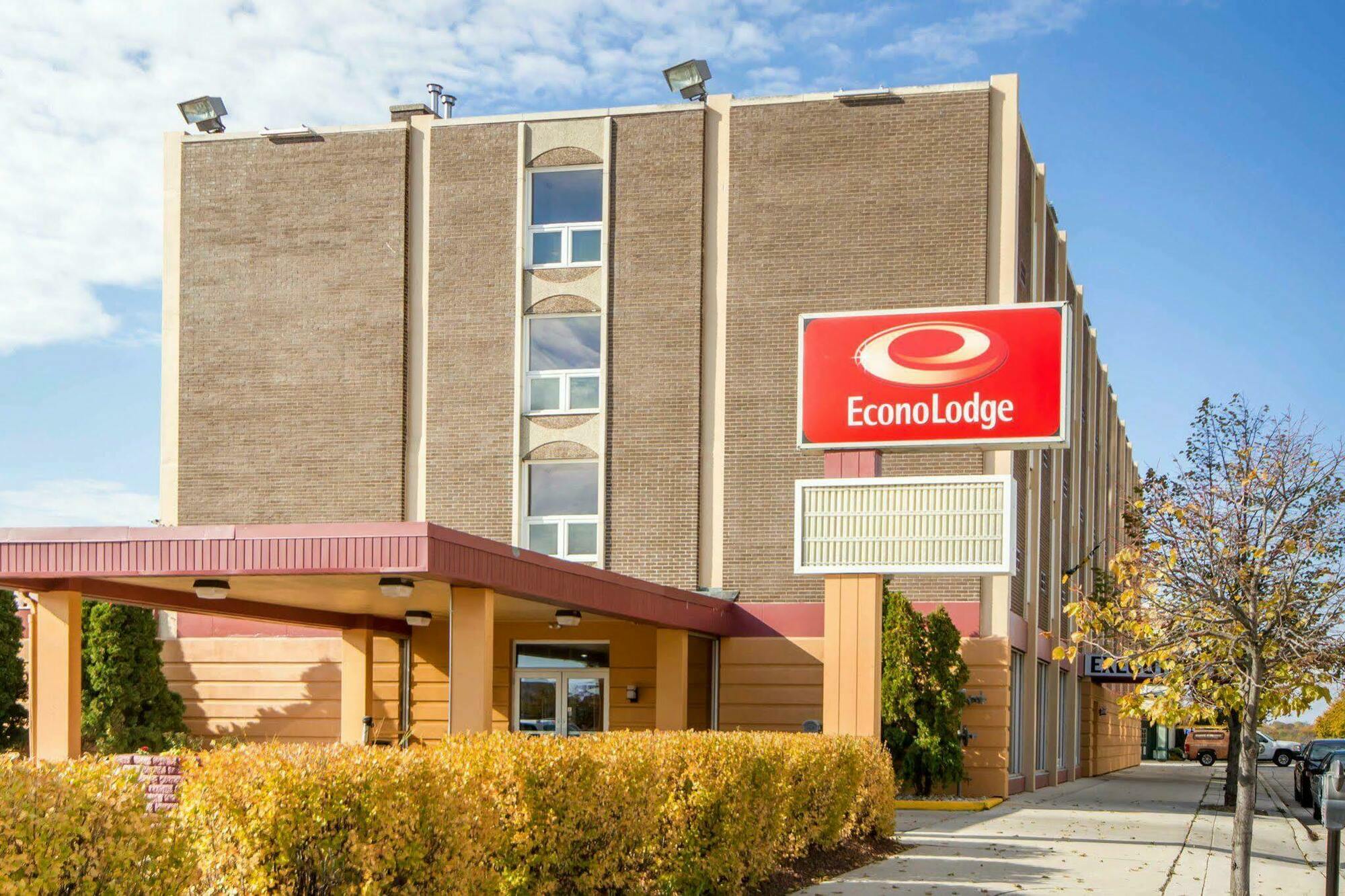 Wingate By Wyndham Sheboygan Hotel Exterior photo